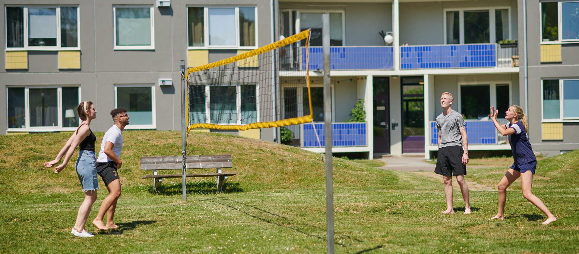 Fyra studenter spelar volleyboll på Studentlyckans innergård